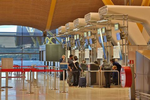Airport Queue Management: Basics to Handle Rising Passenger Queues Efficiently